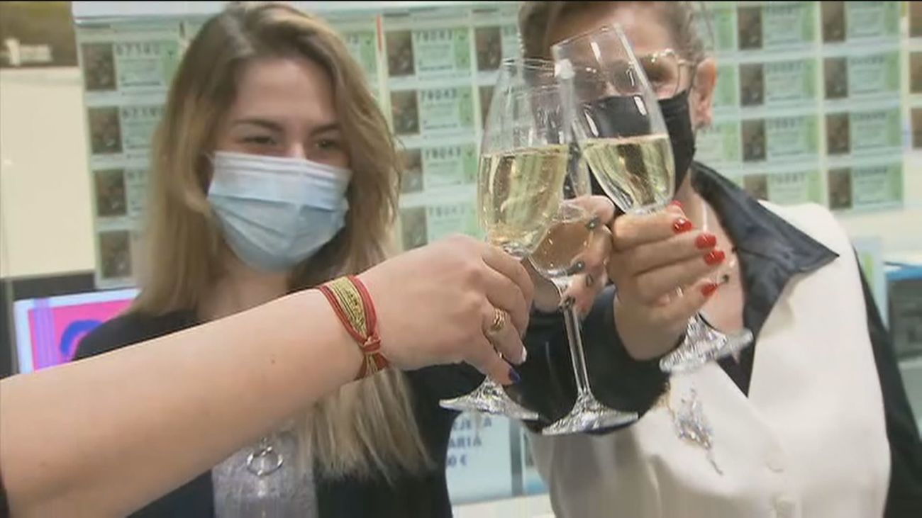 Casa o coche nuevo y hasta un viaje soñado: la alegría de los premiados de la lotería contagia Alcalá