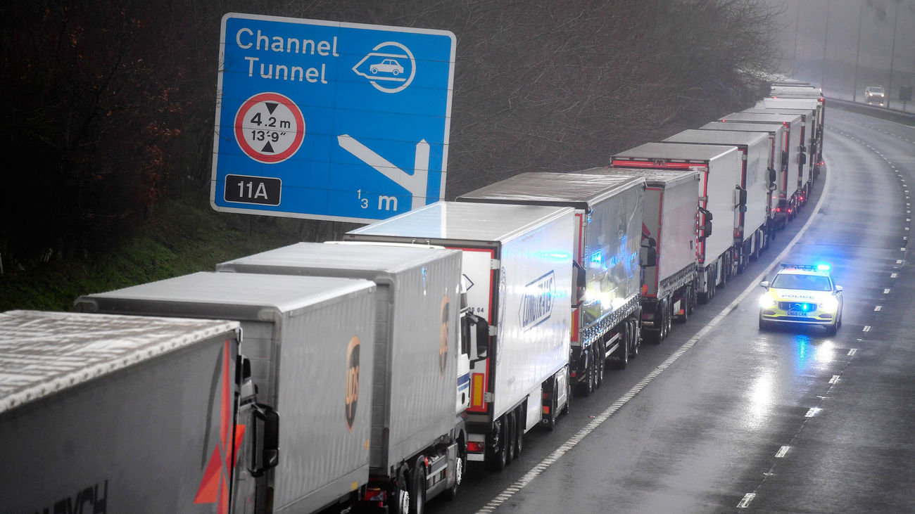 Camiones parados a la entrada del Túnel del Canal de la Mancha
