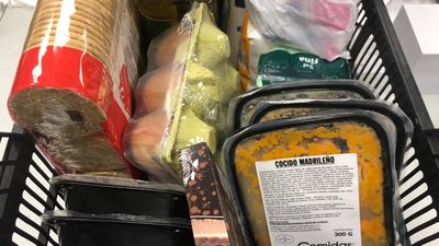 Raciones de cocido y mascarillas para aliviar a las familias más vulnerables de Madrid