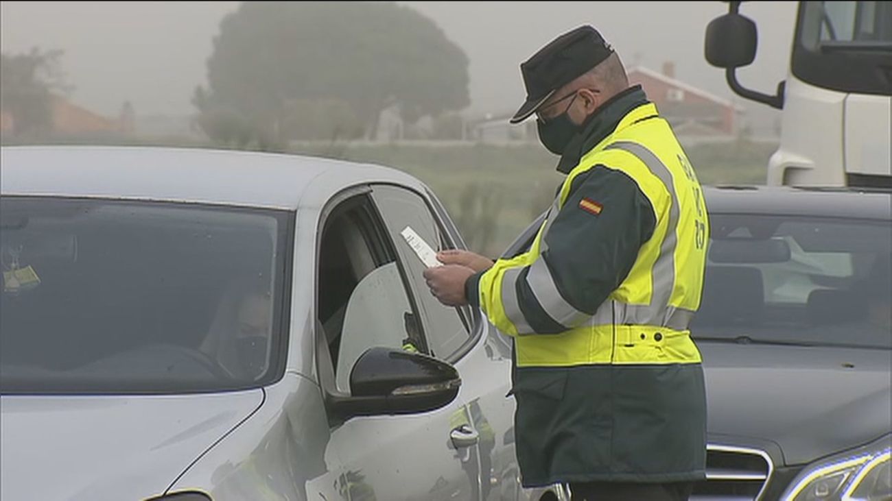 Atascos en las salidas de Madrid, controles y solicitud de justificantes en seis comunidades
