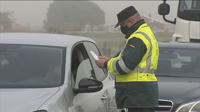 Atascos en las salidas de Madrid, controles y solicitud de justificantes en seis comunidades