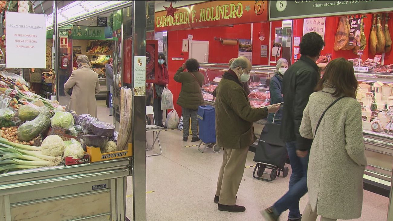 Ajetreo en los mercados madrileños por las compras de última hora que bajan respecto a año pasado