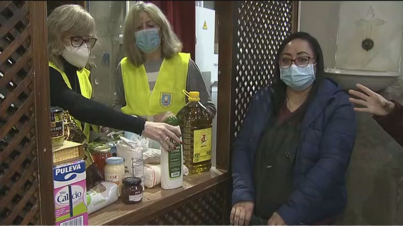 Nueva iniciativa solidaria en la Iglesia de San Antón con el reparto de comida a 60 familias