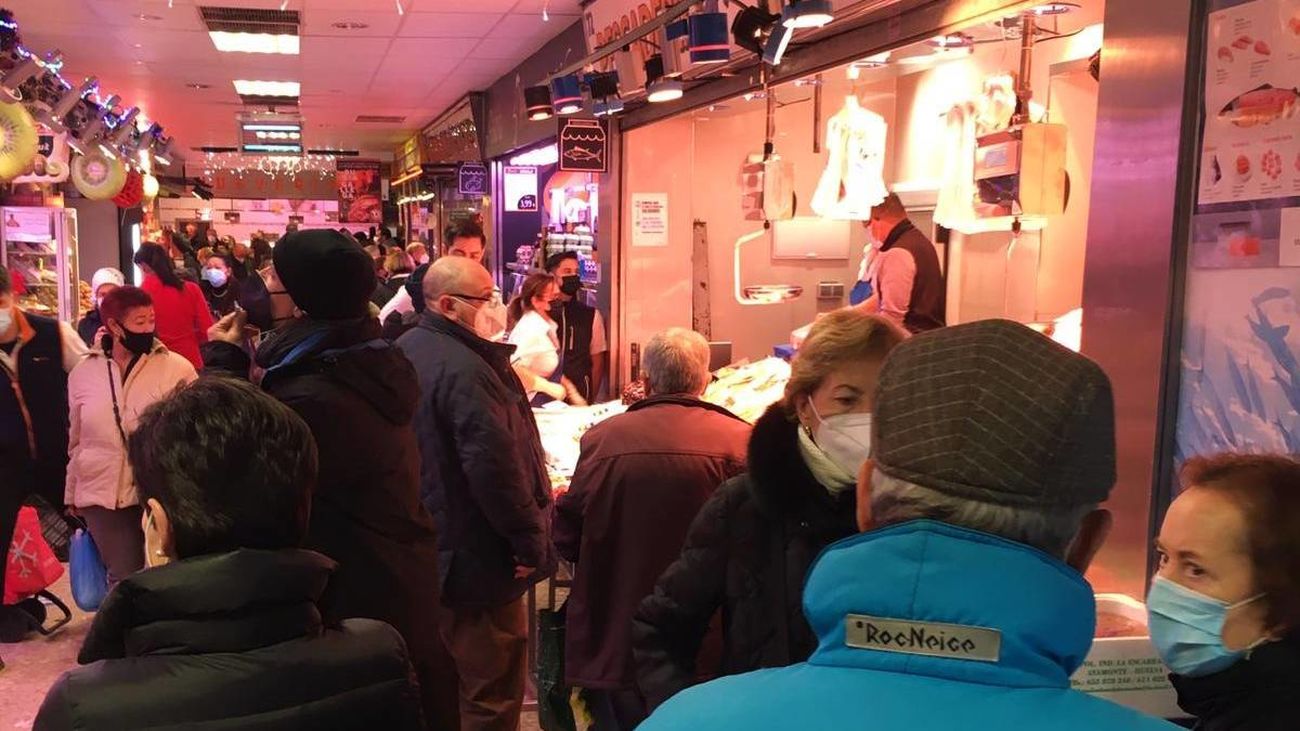 Los mercados madrileños llenos antes de la cena de Nochebuena