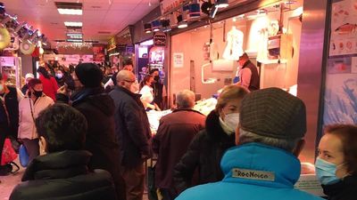 Los mercados madrileños llenos antes de la cena de Nochebuena