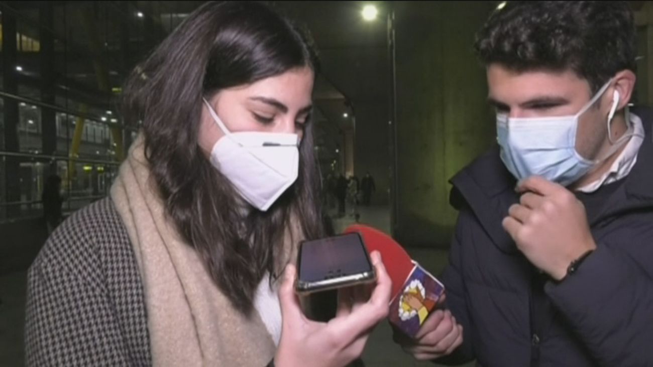 El mejor regalo de Navidad: La emotiva reacción de unos padres ante la visita sorpresa de su hija