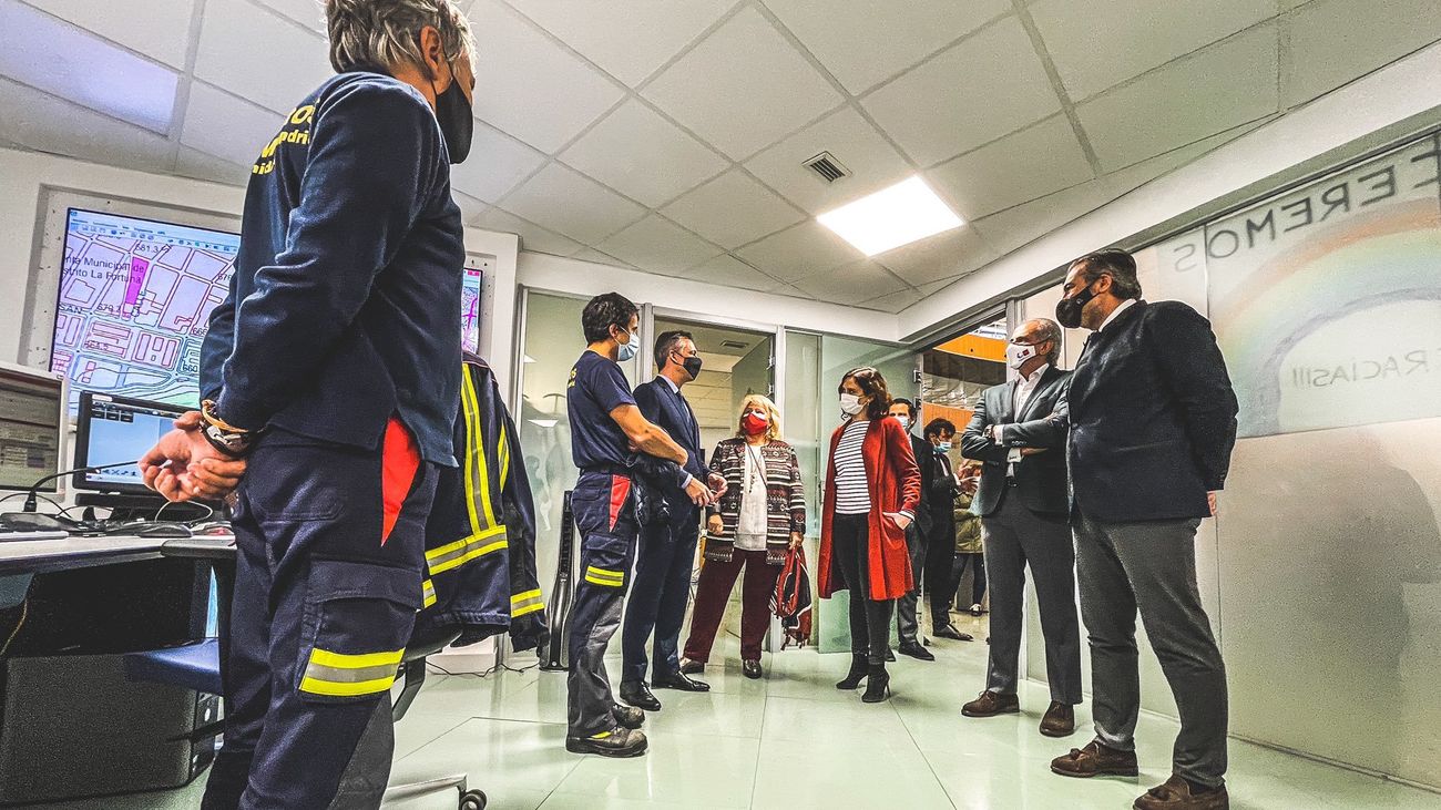Ayuso visita a 900 efectivos de emergencias que cuidarán Madrid esta Navidad