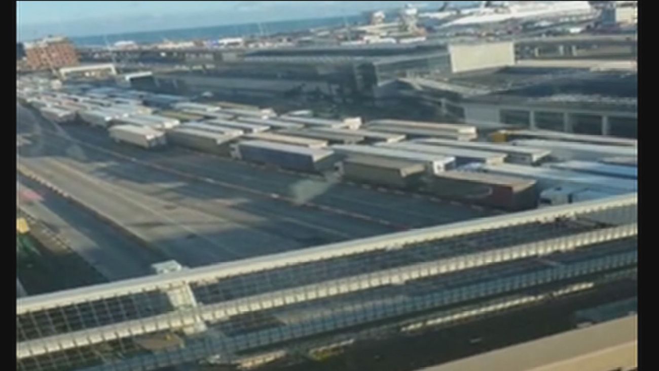 Diplomáticos españoles asisten a los  camioneros atrapados en Reino Unido