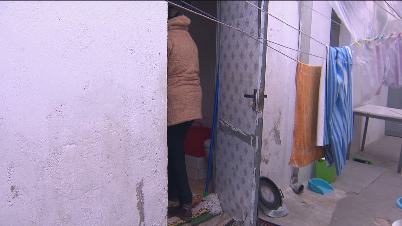 Once familias de Vallecas abandonan sus infraviviendas gracias  a una foto de Robert Capa