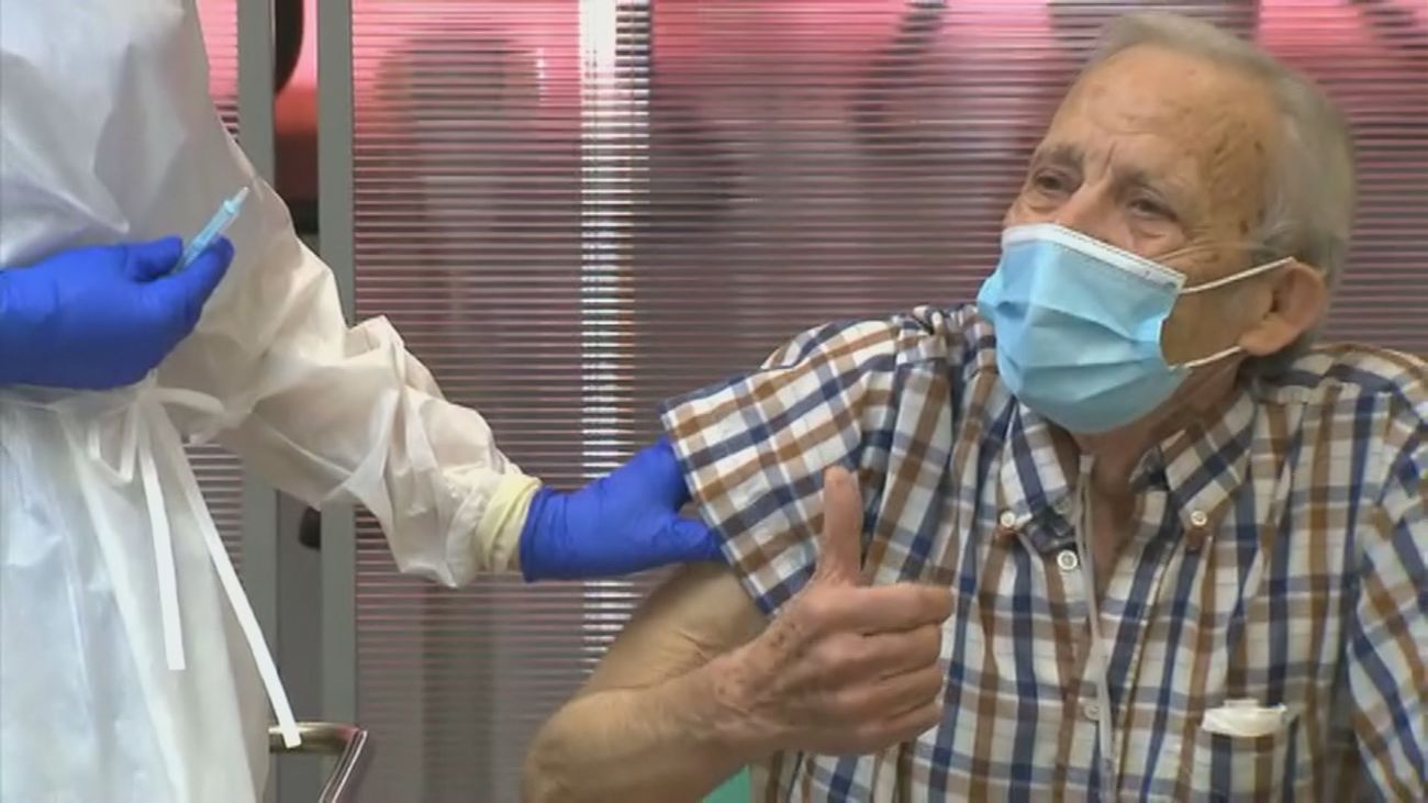 Nicanor, primer madrileño en ser vacunados en Vallecas