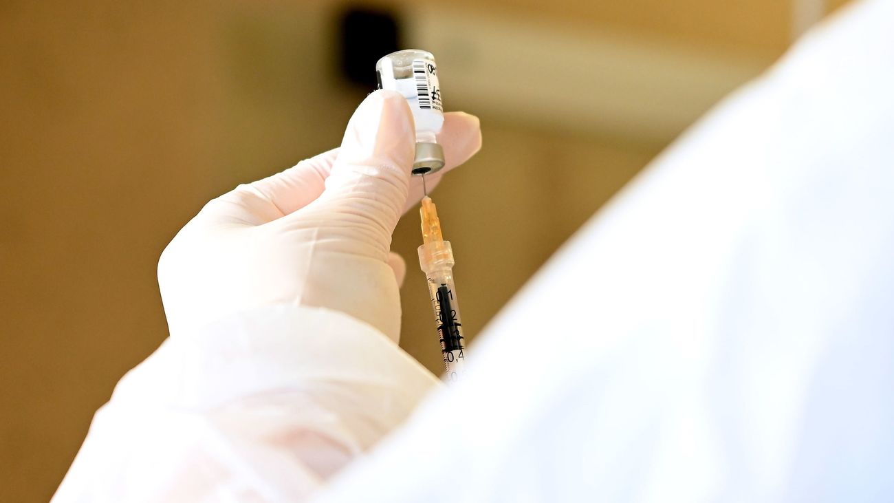 Europa comienza a vacunar a sus ancianos, y personal científico y sanitario