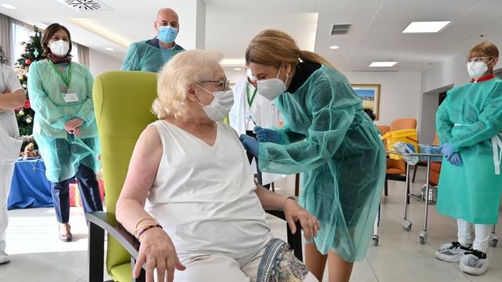 España inicia la vacunación de sus mayores en todas las Comunidades Autónomas