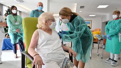 España inicia la vacunación de sus mayores en todas las Comunidades Autónomas
