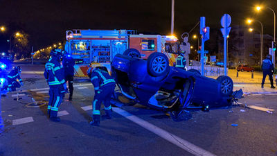Un joven pierde el control de su coche  y vuelca en la Plaza de la República Argentina