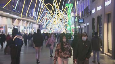 Miles de madrileños se agolpan  en el centro para ultimar compras navideñas