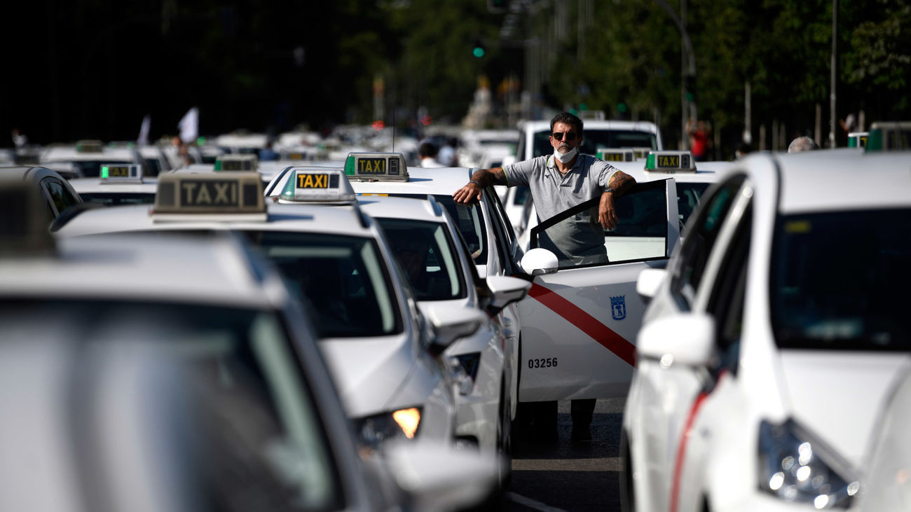 Concentración de taxistas con sus vehículos en la capital