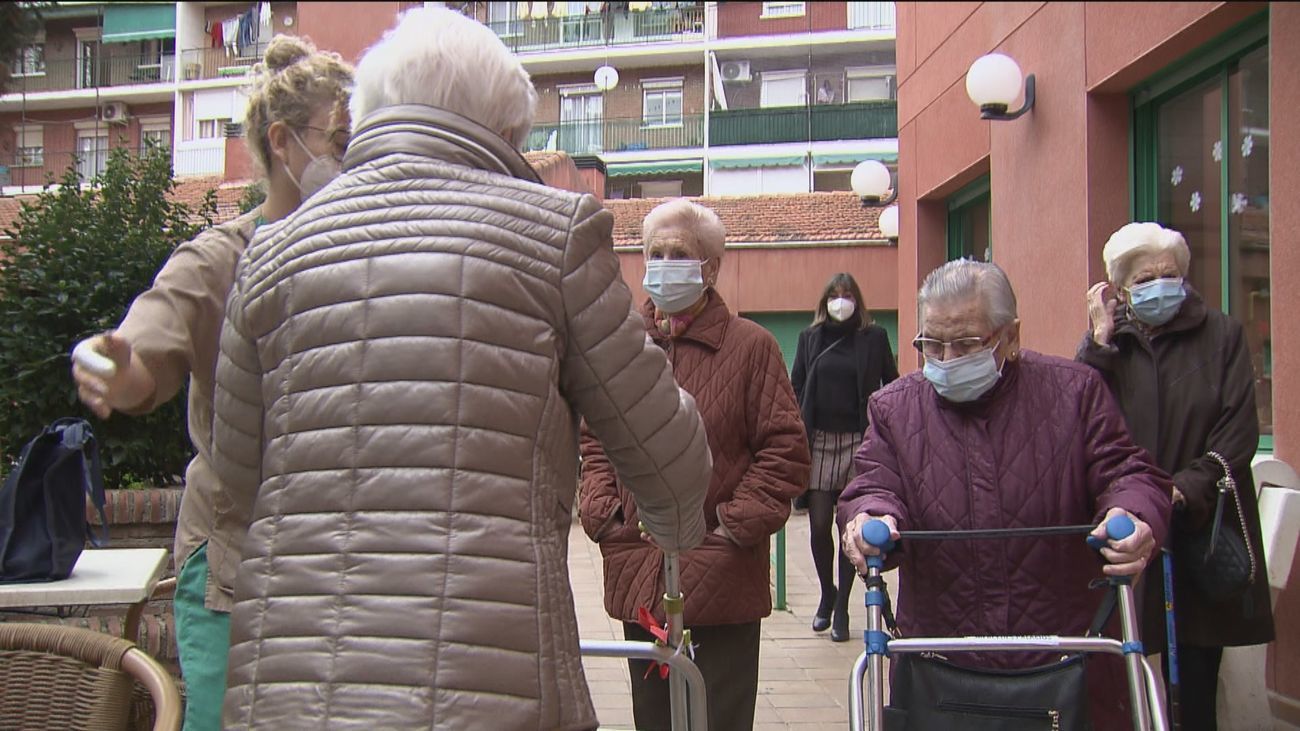 Alertan de una nueva estafa a personas mayores con las vacunas de la Covid