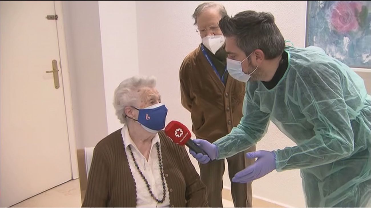 Rosario, 99 años, 24 horas después de ser vacunada: "Me encuentro esplendida como una rosa"