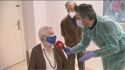 Rosario, 99 años, 24 horas después de ser vacunada: "Me encuentro esplendida como una rosa"