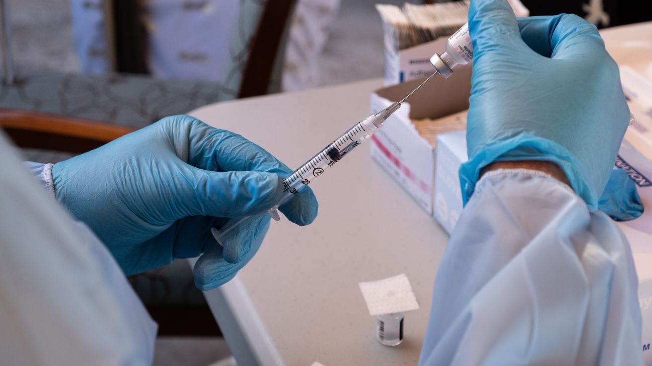 Preparación para inyectar la vacuna contra la Covid