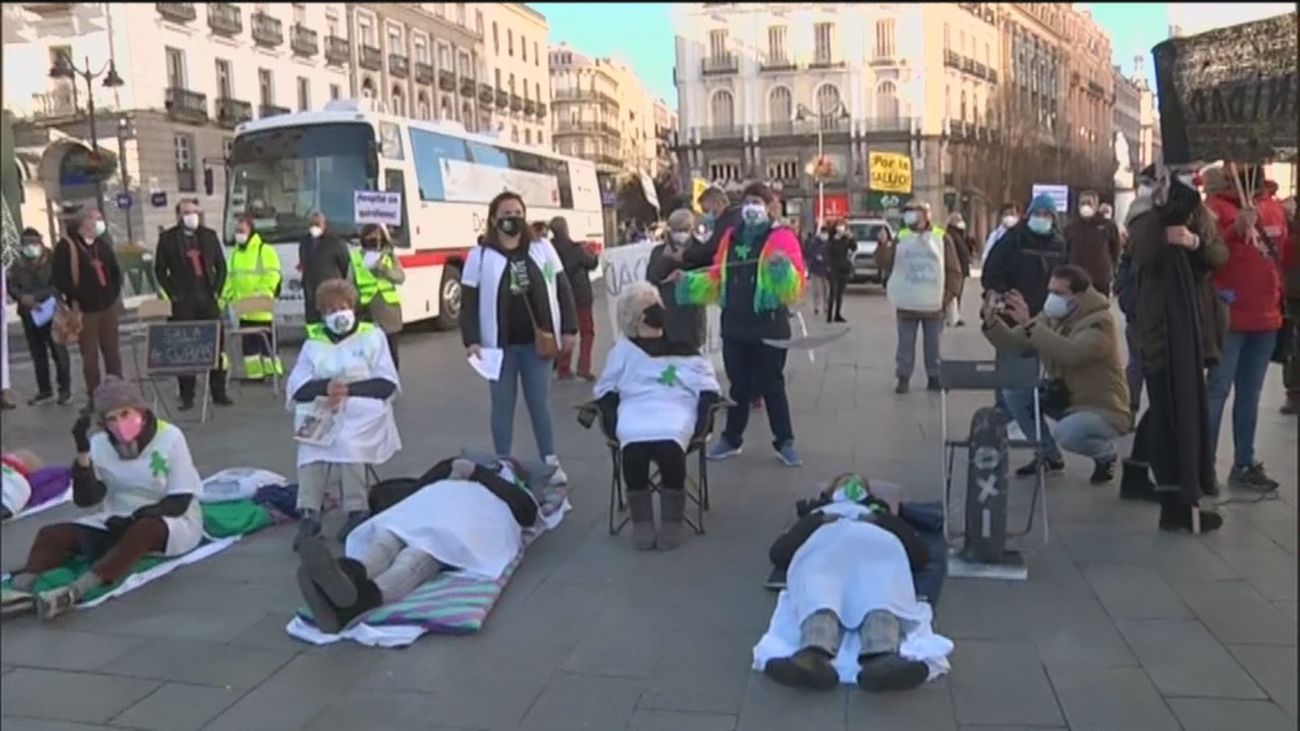 La asociación 'Sanitarios Necesarios' se manifiesta en Sol contra la gestión del Isabel Zendal