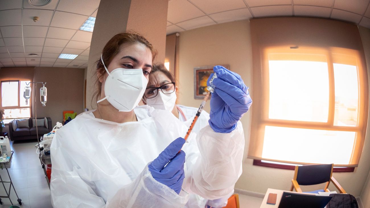 Los profesionales de enfermería, grandes protagonistas del primer día de vacunación
