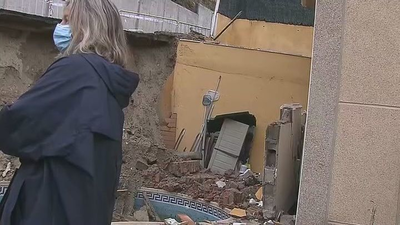 Tres meses sin solucionar la caída de una tapia sobre una vivienda de Paracuellos