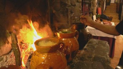 Así se prepara la olla del segador, el plato típico de Navalcarnero