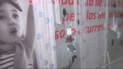 Un grupo de encapuchados destroza escaparates de inmobiliarias y bancos en Puente de Vallecas