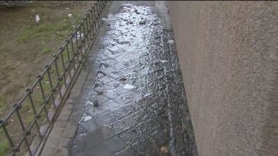 La rotura de una alcantarilla anega de heces desde noviembre  una calle en Puerta del Angel