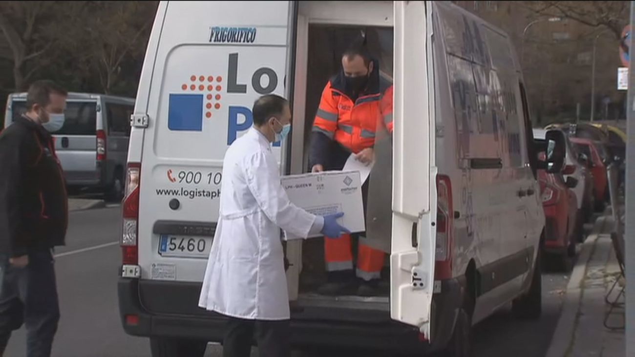 Madrid ya dispone de las 48.700 dosis  con las que reanuda la vacunación en 37 residencias