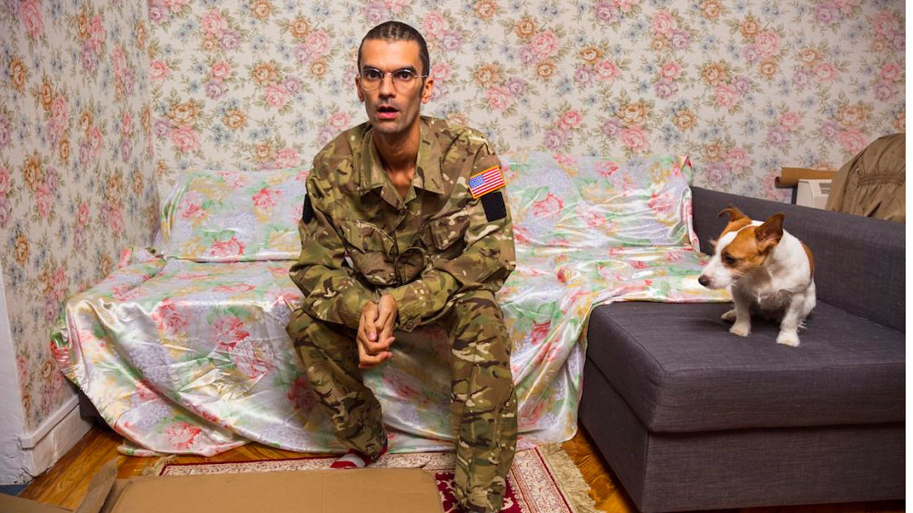 Pedro Ayose da vida al soldado 'Manning' en una obra que reflexiona sobre la verdad "alterada"