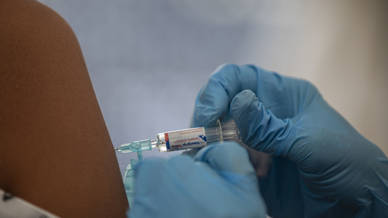 Inoculación de una vacuna a un paciente