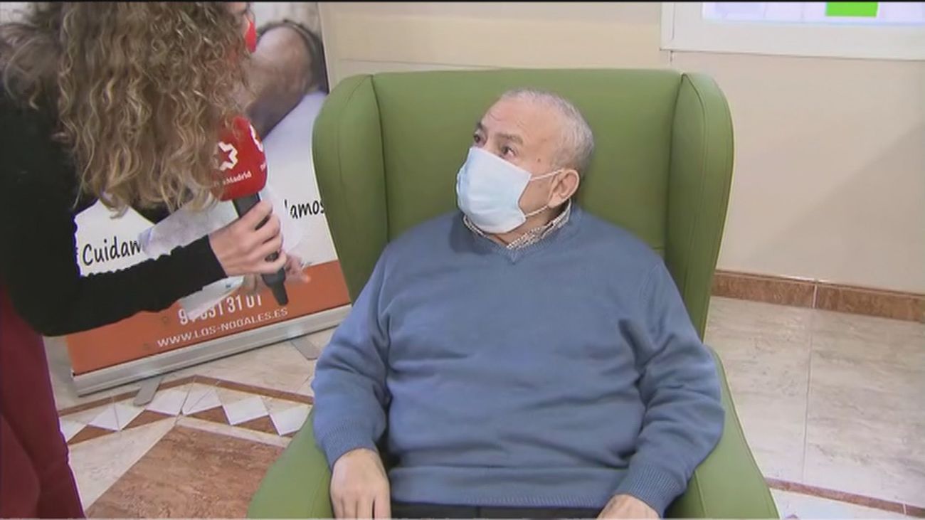 Los mayores de 37 residencias madrileñas reciben este miércoles la vacuna de Pfizer
