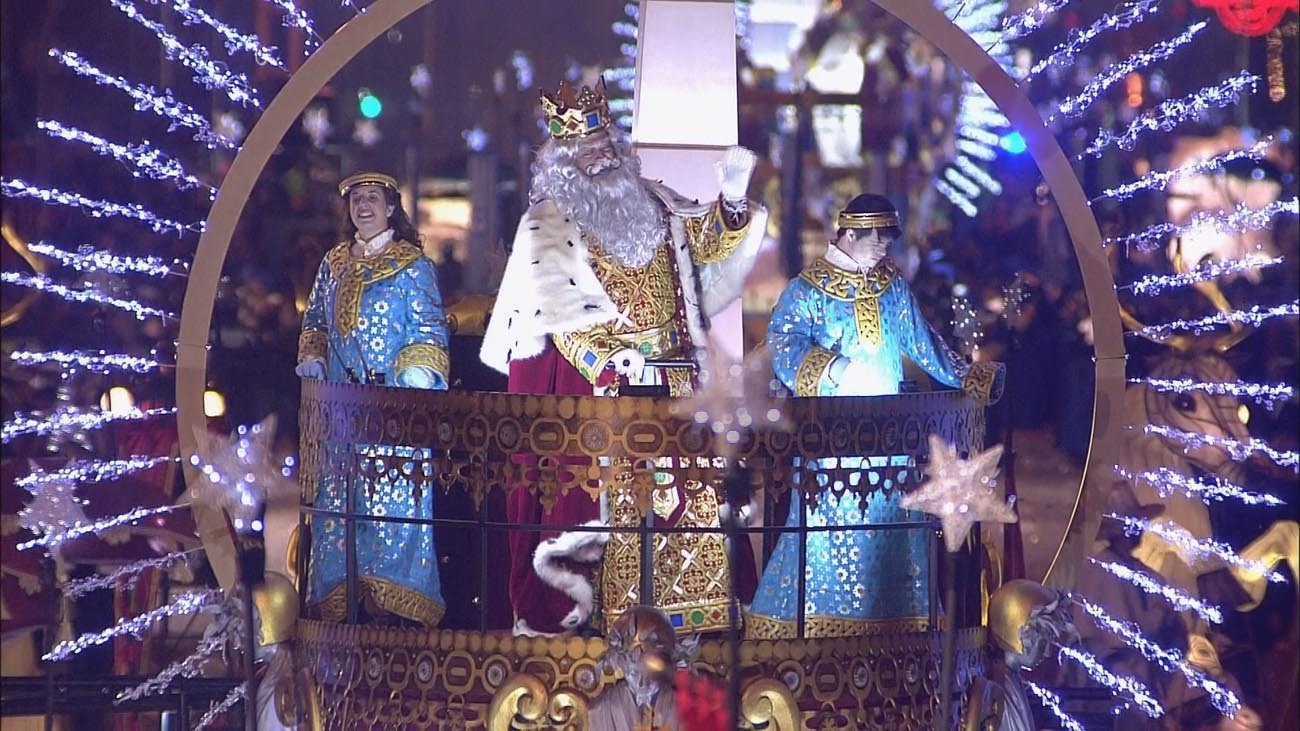 El Rey Melchor saluda durante una cabalgata celebrada en 2019