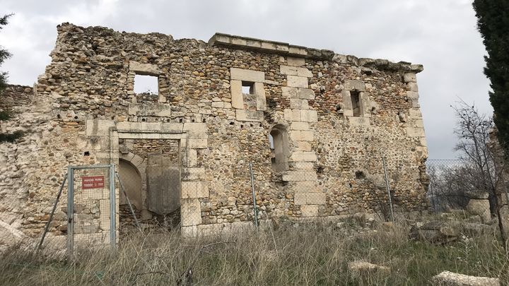 Cerramiento de la ermita con el cartel de propiedad privada / DANIEL SANCHEZ (MCYP)