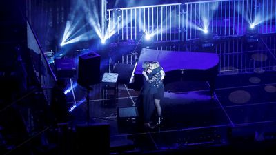 El emotivo concierto de Nacho Cano en una puerta del Sol desierta