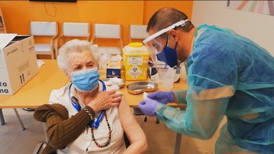 Más de 3.000 personas se vacunan contra el Covid en Madrid durante  la primera semana