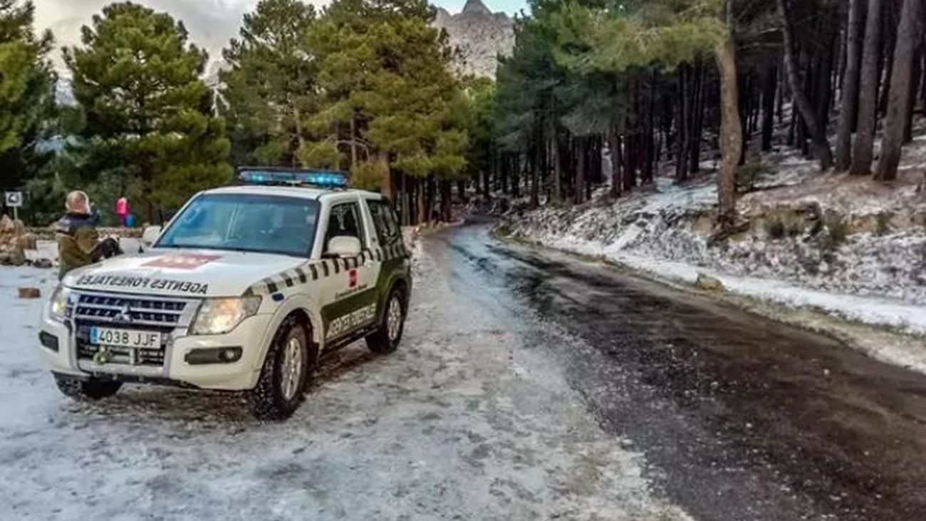 El 112 cierra el acceso en coche a La Pedriza por nieve y atiende a 15 vehículos atrapados por la nieve