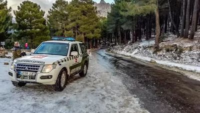 El 112 cierra el acceso en coche a La Pedriza por nieve y atiende a 15 vehículos atrapados por la nieve