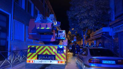 Rescatan a tres personas de un incendio en una vivienda de Puente de Vallecas
