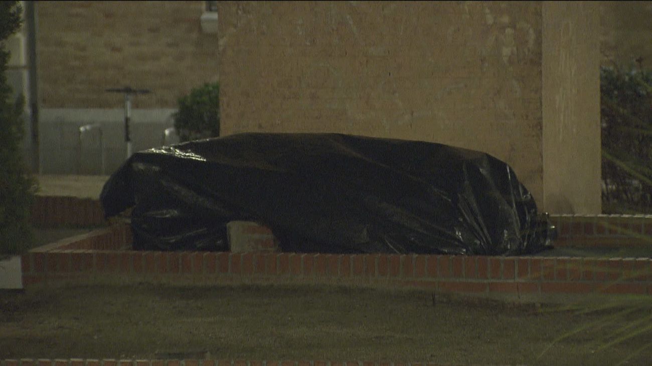 Diez personas sin hogar sobreviven al frío en el Puente de Segovia