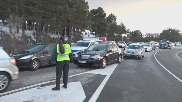 La Guardia Civil prohibirá el paso a los vehículos que accedan a la sierra cuando los aparcamientos estén completos