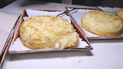 Así se 'zampan' una tortilla de 1 kg en 30 minutos, en Chueca