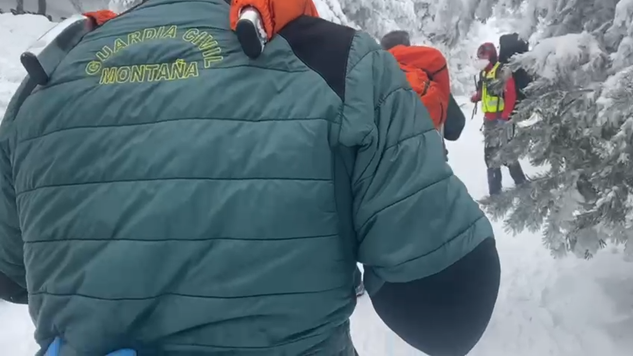 La Guardia Civil rescata a una mujer de 36 años tras  chocar contra un árbol cuando usaba un trineo en Navacerrada