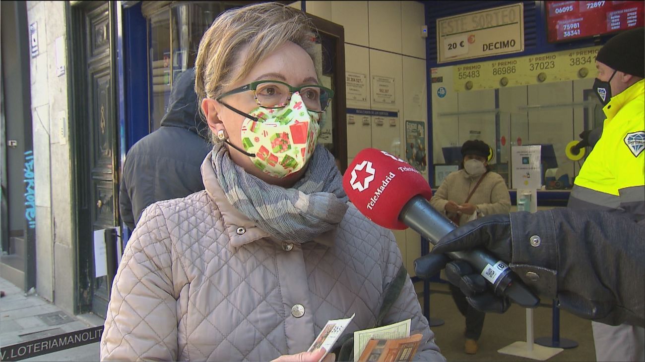 Horas de cola para conseguir un ansiado décimo del 'Sorteo del  Niño'