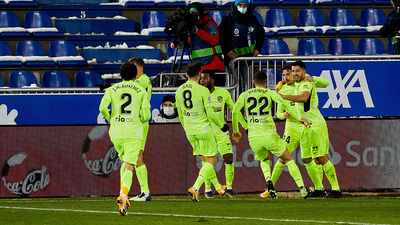 1-2. Luis Suárez salva a un Atlético líder en el minuto 90 frente al Alavés