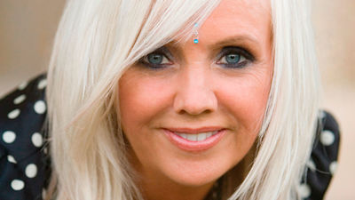 Rhonda Byrne profundiza en la búsqueda de la felicidad plena con 'El secreto más gande'