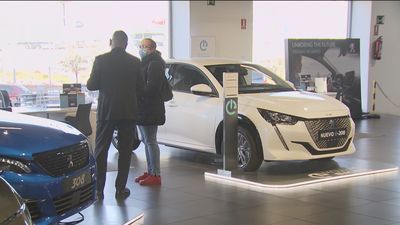 Las matriculaciones se hunden un 32% y comprar un coche sale más caro en este 2021