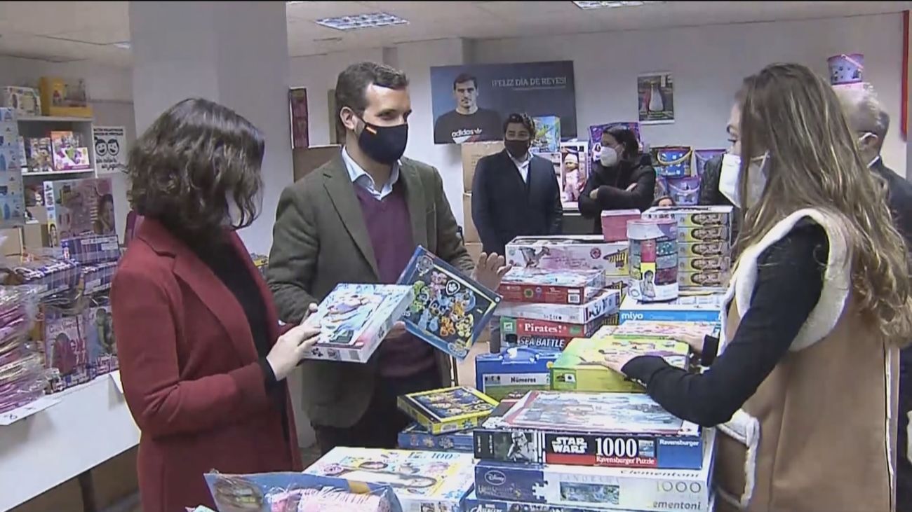 Casado y Díaz Ayuso colaboran en la campaña 'Ni un niño sin juguetes'